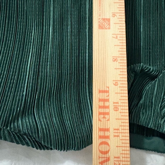 Onia Plisse Forrest Green Ribbed Flutter Sleeve Crop Blouse with Open Back. - Picture 14 of 16